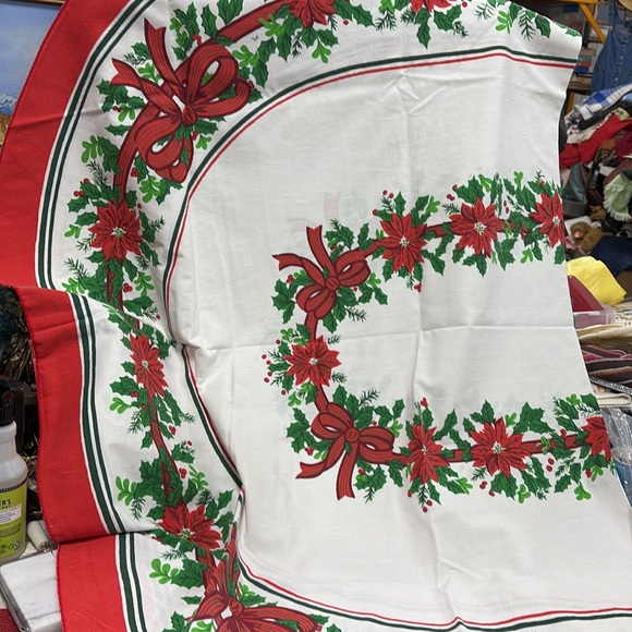 Mid century Christmas tablecloth-oval - Picture 2 of 4
